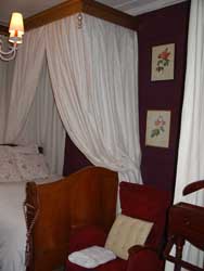 Nogmaals Hoeden & Rozen. Het bed is voorzien van een mooie hemel.